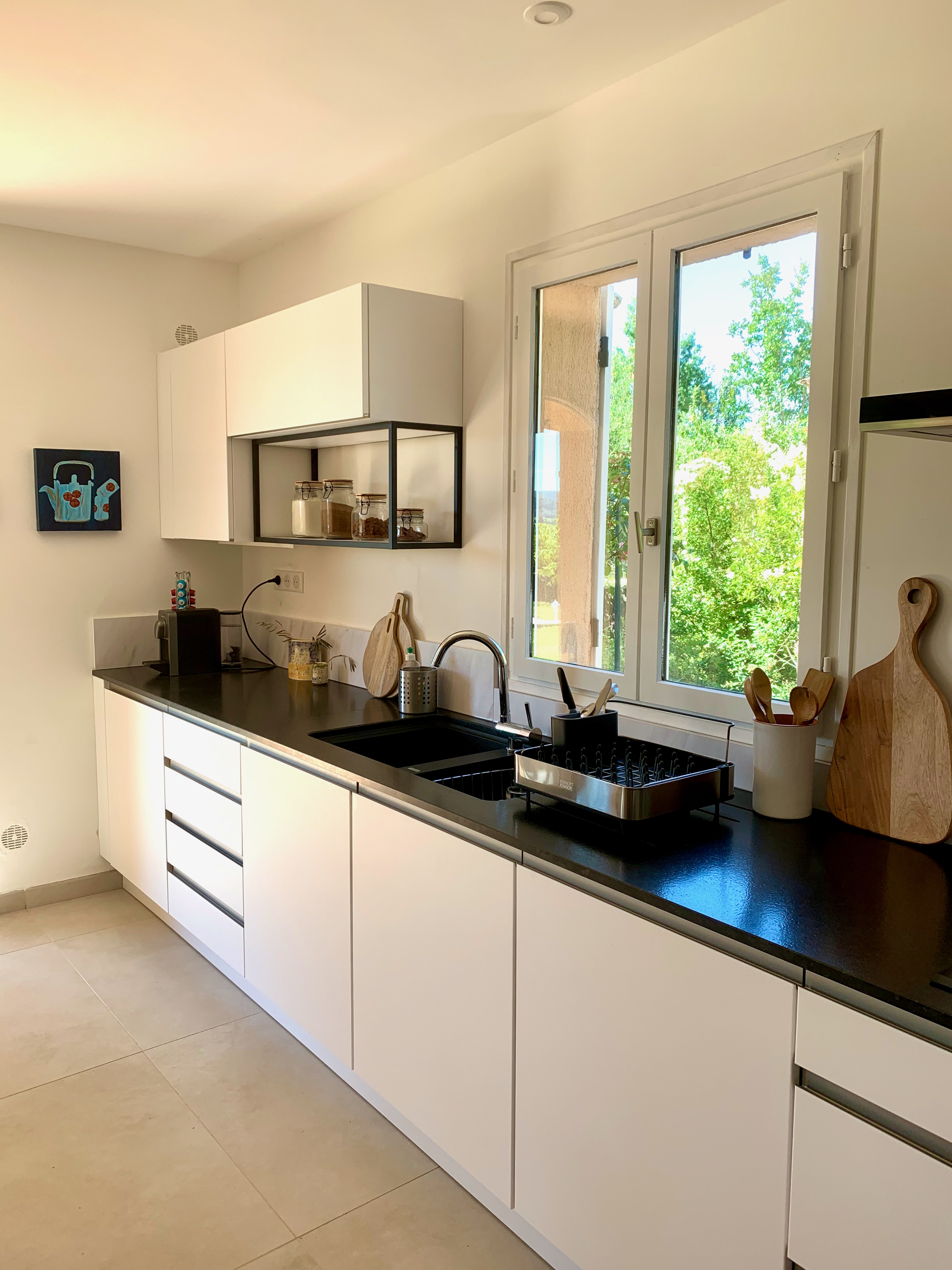 cuisine blanche et noire, cuisine granit, meubles bas, cuisine étagère, rénovation, décoration intérieure